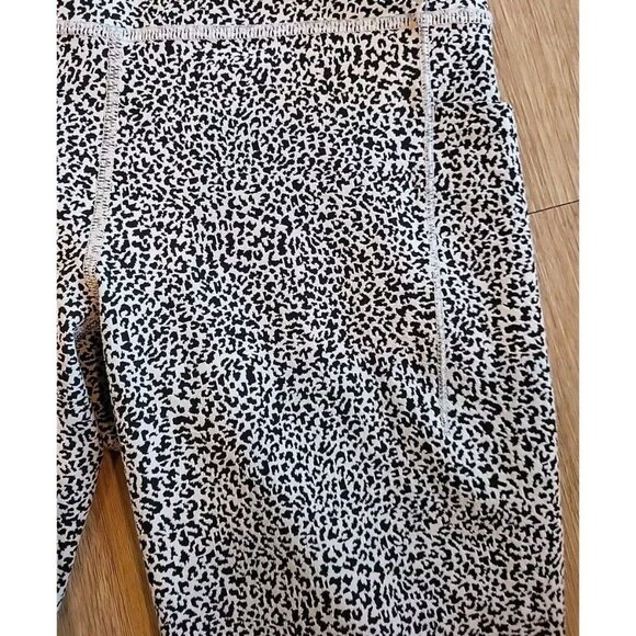 ATHLETA Leopard Leggings ULTIMATE STASH Textured 7/8 Tailwind Black White S - Picture 3 of 12